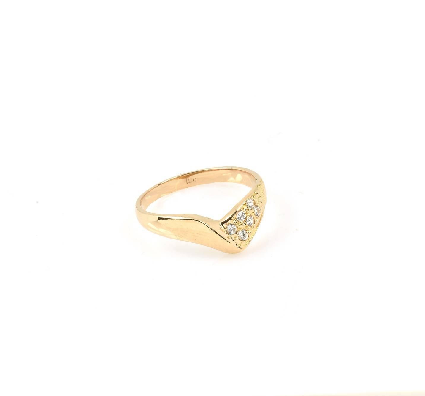 Anillo de oro para mujer 18k modelo v con seis piedras blancas