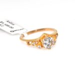 ANILLO EN ORO 18K SOLITARIO CALADO CON 5 CIRCONES TRANSPARENTES