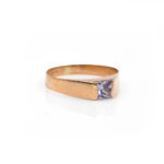 Anillo para Mujer oro 18k diseño Solitario Clasico con 1 piedra color lila