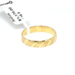 Anillo en oro 18k argolla de matrimonio liso con partes arenadas