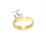 Anillo en oro 18k argolla de matrimonio con linea ondulada parte lisa y arenada, 1 piedra transparente
