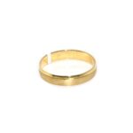 Anillo en oro 18k argolla de matrimonio con linea ondulada parte lisa y arenada