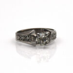 Anillo de oro para mujer 18k diseño solitario con 1 diamante y 4 circones pequeños transparentes