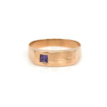 Anillo de oro para mujer 18k chevalier arenado con 1 piedra morada