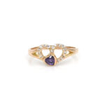 Anillo de oro para mujer 18k diseño corazones con 16 circones transparentes y 1 circón morado