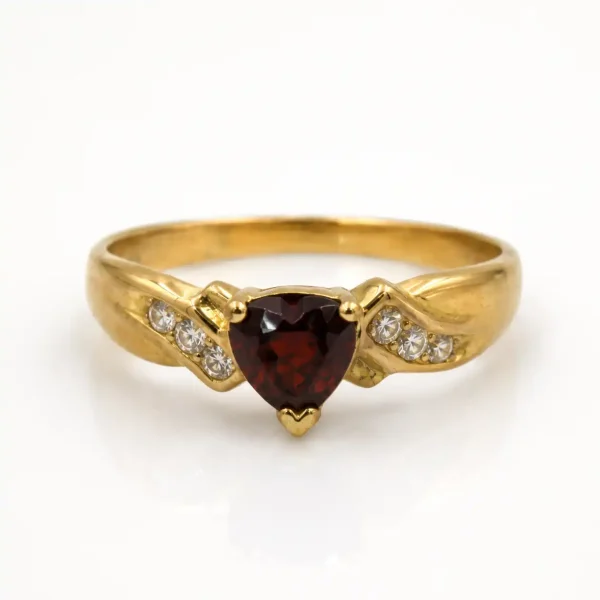 Anillo de oro para mujer 18k diseño solitario corazón con 1 circón rojo y 6 circones transparentes