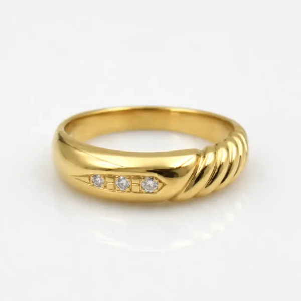 Anillo de oro para mujer 18k diseño acanalado con 3 circones transparentes