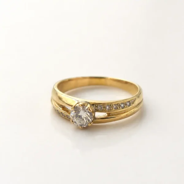 Anillo de oro para mujer 18k diseño solitario calado con 11 circones transparentes