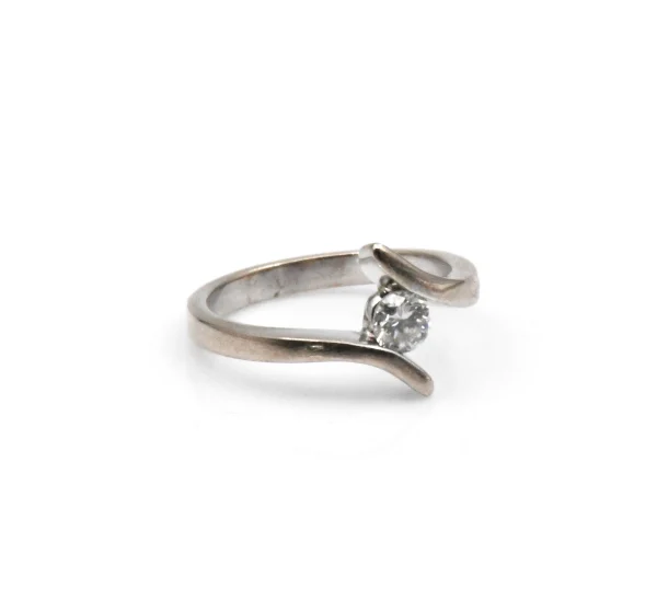 Anillo de oro para mujer 18k diseño solitario entrelazado con 1 diamante de 0.20 CT Color G Pureza SI2